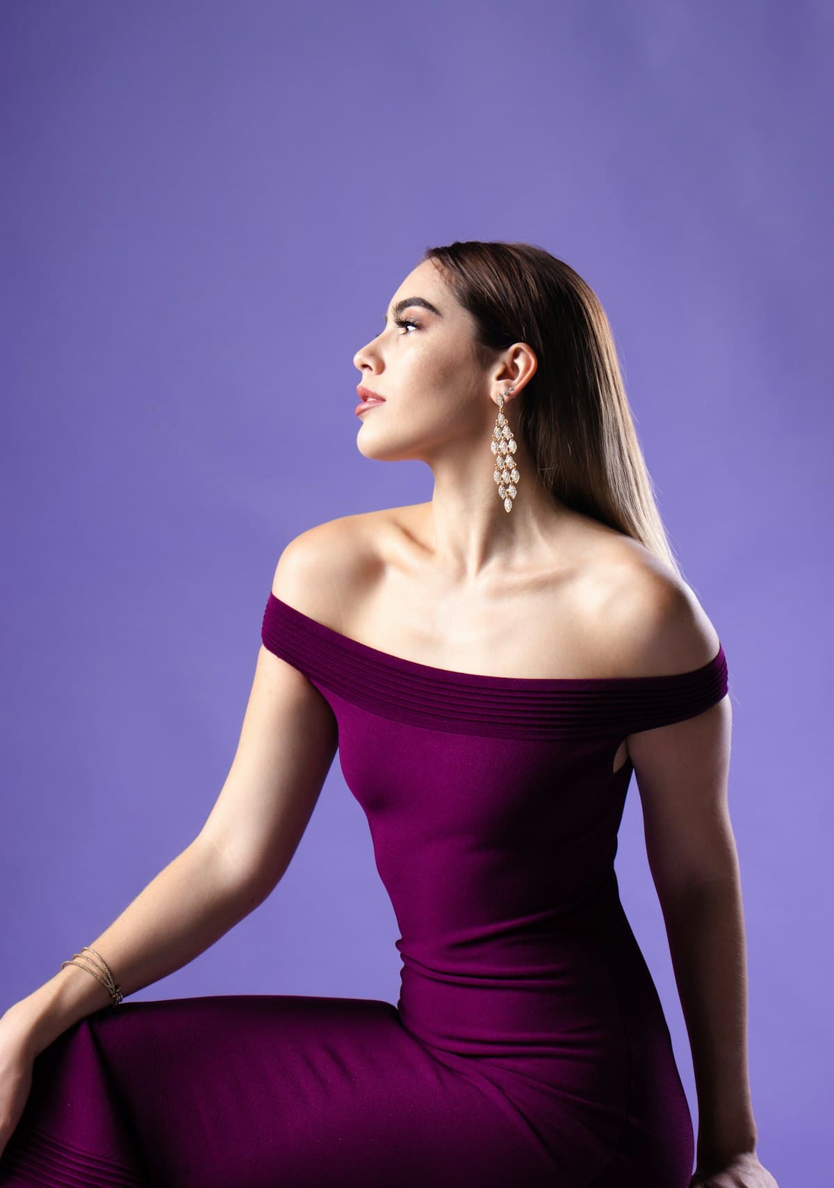 La robe de soirée en satin, coloris bourgogne