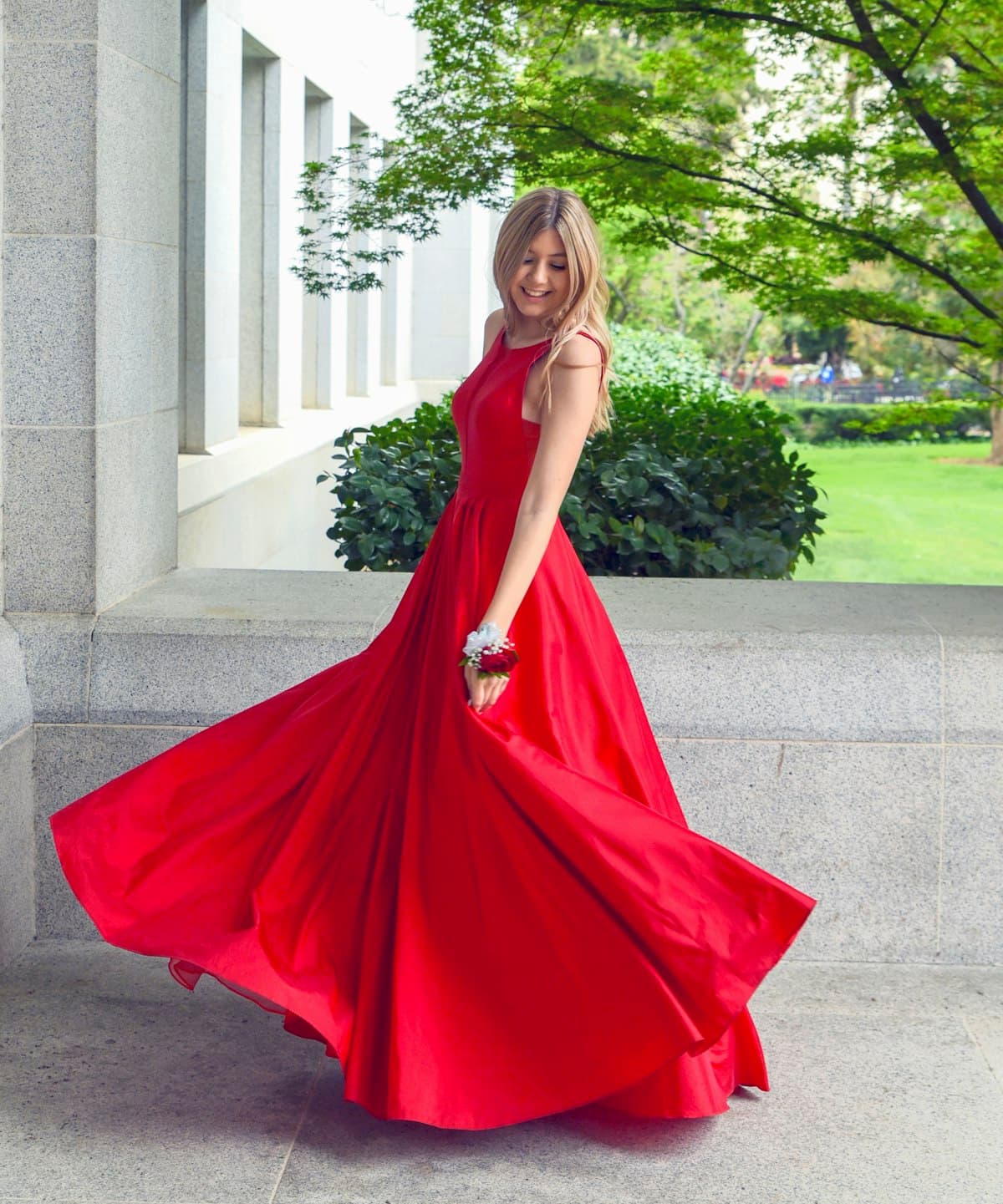 La robe de soirée en satin, coloris écarlate
